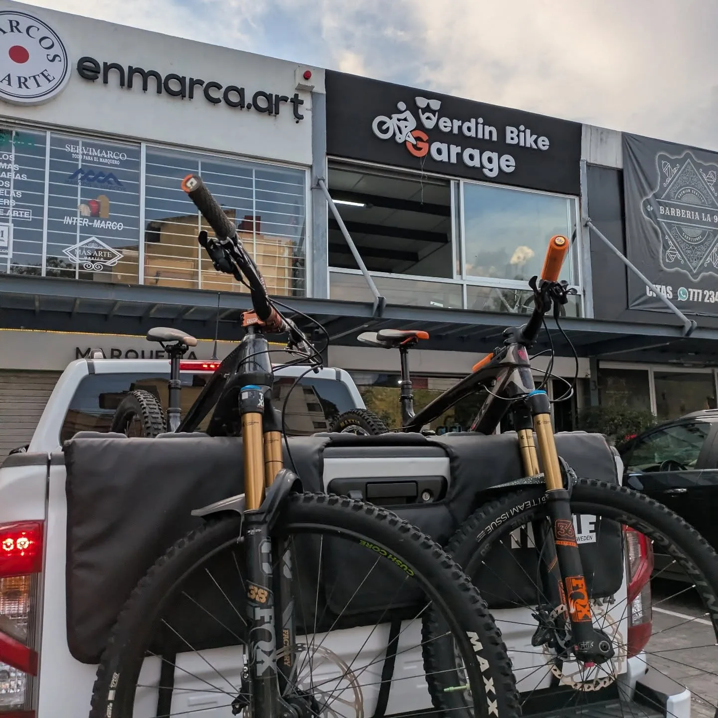 Fachada de Verdín Bike Garage en Plaza Madero, Miraval
